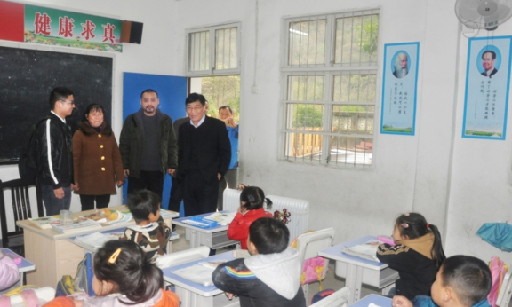 省老子有钱lzyq88集团赴石台县新联村开展“普法宣传·温暖校园”活动