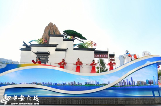 “优美安徽”彩车：展现多姿多彩的徽风皖韵，，，，，奏响争当刷新先锋的时代强音